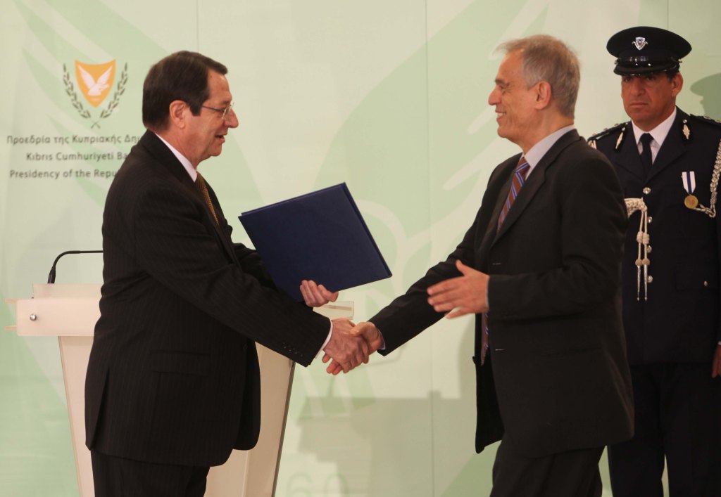 Το προεκλογικό πρόγραμμα ΔΗΣΥ – ΔΗΚΟ και οι προεκλογικές Δεσμεύσεις για πλάνο που θα θέτουν το χρέος σε βιώσιμα πλαίσια ώστε να μην απαιτηθούν ιδιωτικοποιήσεις απορρίφθηκαν εμμέσως πλην σαφώς από τον Μ. Σαρρή 