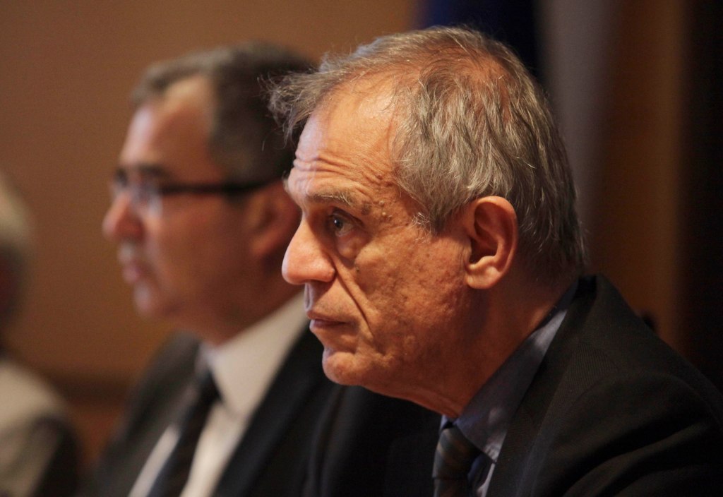 Στο επίκεντρο της Ερευνητικής Επιτροπής θα βρεθεί η Λαϊκή, στην οποία ο Μ. Σαρρής ανέλαβε πρόεδρος (αρχές 2012) με ELA 3,5 δισ. και παραιτήθηκε τον Αύγουστο του 2012 με το ELA της τράπεζας να ανέρχεται 9,6 δισ. ευρώ. Διοικητής Κ.Τ. έως τον Μάιο ήταν ο κ. Ορφανίδης και αργότερα ο κ. Δημητριάδης.